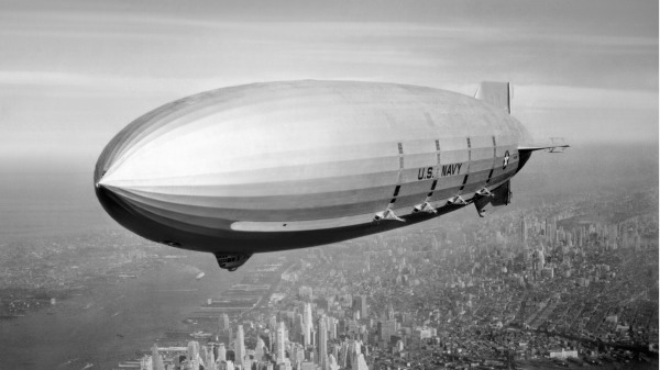 Photo-enhanced version of USS Macon (ZRS-5) Flying over New York Harbor, circa Summer 1933. The southern end of Manhattan Island is visible in the lower left center（图片来源：美国海军公有领域）(16:9)