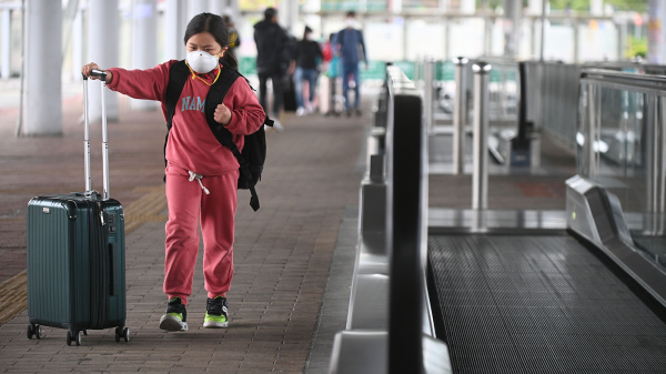 中港通關的消息甚囂塵上，有市民擔心一旦大批國內遊客入境香港，必然造成大量感染和死亡個案。圖為深圳灣口岸。（圖片來源：Getty Images）