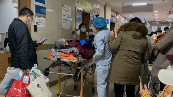 2022年12月22日，中国重庆医学院第一附属医院人满为患，一名新冠病患躺在担架上。