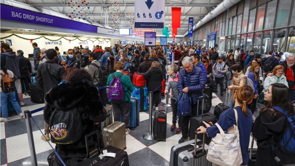 2022年12月22日，美國芝加哥國際機場擠滿了聖誕假期出行的人。（KAMIL KRZACZYNSKI/AFP via Getty Images）