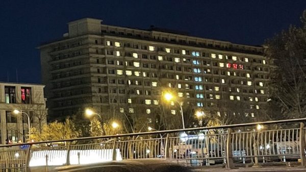 鲍彤女儿鲍简在推特发推称，23日晚京西宾馆突然间亮了许多灯。引发猜测。（图片来源：推特截图）