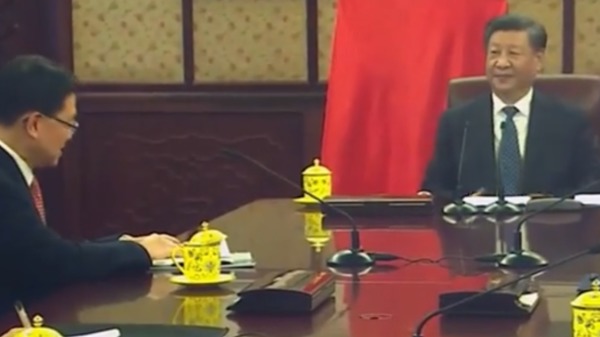 2022年12月23日，习近平在北京中南海瀛台会见述职的香港特首李家超，再看不到“龙椅”。