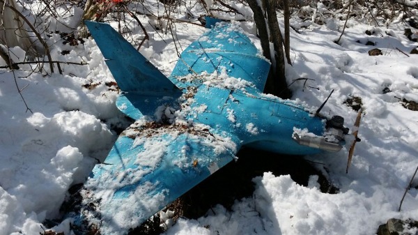 2014年4月6日在韩国三陟的一座山上发现坠毁的无人机的残骸。最近几周在韩国发现了三架据信是朝鲜的无人机。（图片来源：South Korean Defence Ministry via Getty Images）(16:9)