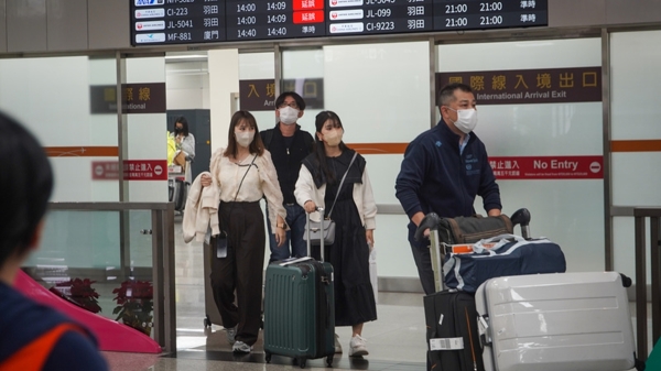 图为台北松山机场国 际线入境旅客