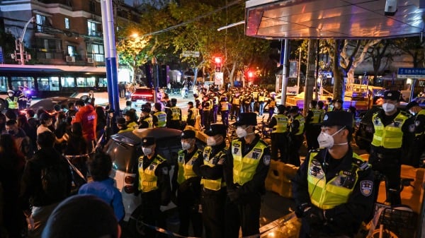 11月27日晚，上海警方封锁乌鲁木齐路。