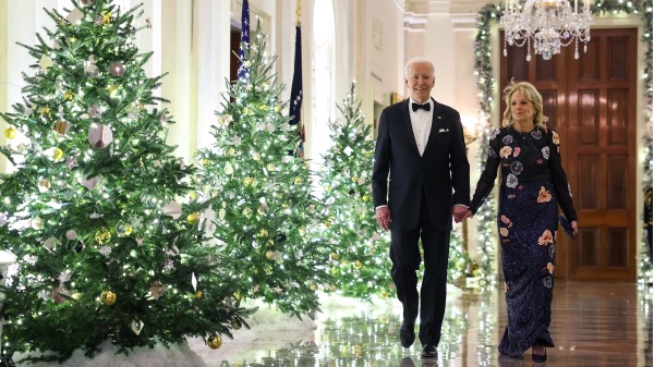 2022年12月4日，美国总统乔・拜登和第一夫人吉尔・拜登抵达白宫参加2022年肯尼迪中心获奖者的招待会。（Kevin Dietsch/Getty Images）