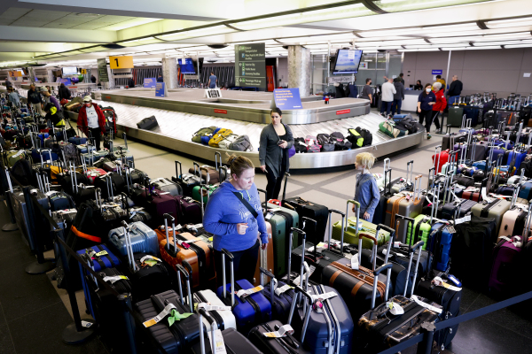 2022 年 12 月 28 日，美國科羅拉多州丹佛市丹佛國際機場的西南航空公司行李寄存區，旅客們在尋找自己的行李箱。從12 月 22 日大範圍的冬季暴風雪開始影響航空旅行以來，西南航空公司已經取消了1.5萬多個航班。（圖片來源：Michael Ciaglo/Getty Images）