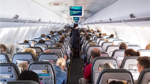 坐满旅客的飞机（Adobe Stock）