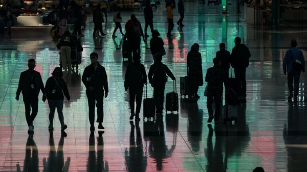 图为香港国际机场的旅客。（图片来源：Getty Images）
