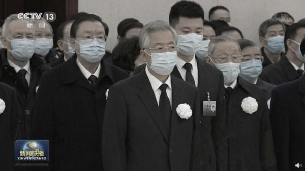 2022年12月5日，胡錦濤出席江澤民的遺體告別式，身後一名工作人員特別醒目。（圖片來源：央視視頻截圖）