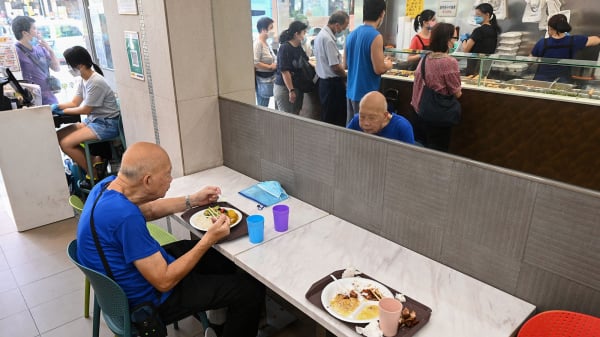 圖為香港基層市民光顧的餐廳。（圖片來源：Getty Images）