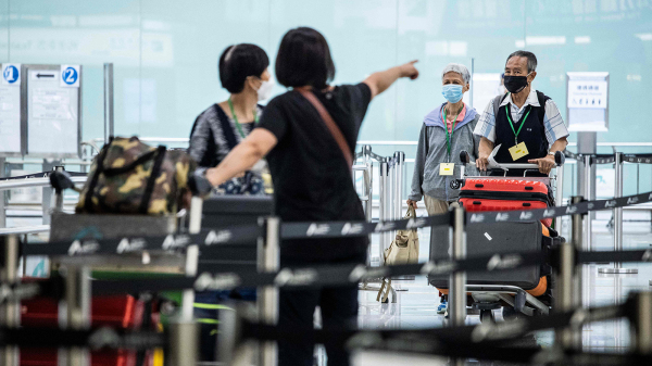 图为旅客抵达香港国际机场。（图片来源：Getty Images）