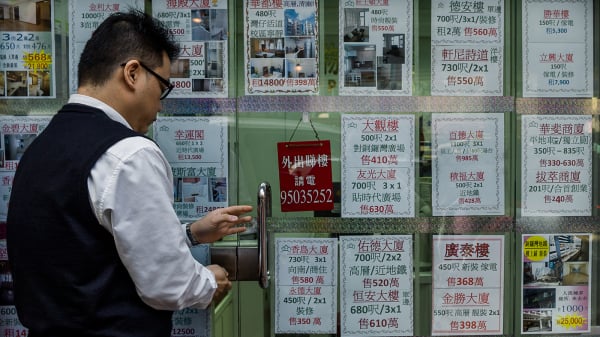 2022年香港楼市大跌，图为地产公司门口张贴的售楼广告。（图片来源：Getty Images）