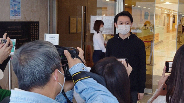 12月7日，罗健熙（黑衫者）再次被捕，其后获准保释。（图片来源：罗健熙FB）