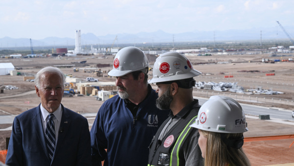 2022年12月6日，美国总统乔·拜登（左）参观位于亚利桑那州凤凰城的台积电半导体制造工厂。