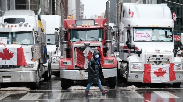 2022年2月10日，加拿大卡车司机在渥太华抗议COVI-19限制进入第14天。（图片来源： Spencer Platt/Getty Images）