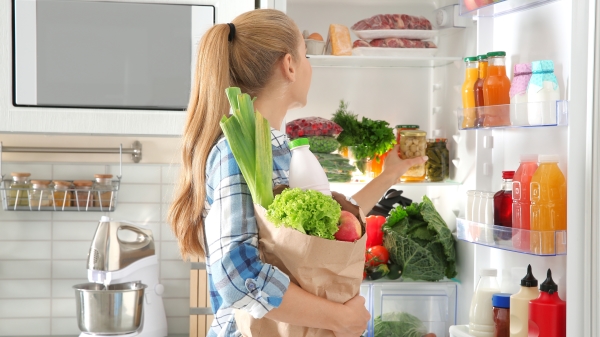 冰箱不能离灶台太近，最好要保持冰箱内的食物充足。