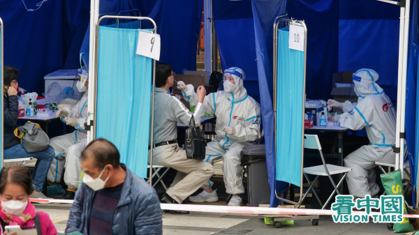 香港沙田一個流動檢測中心，市民正在接受新冠病毒檢測。（圖片來源：龐大衛/看中國）