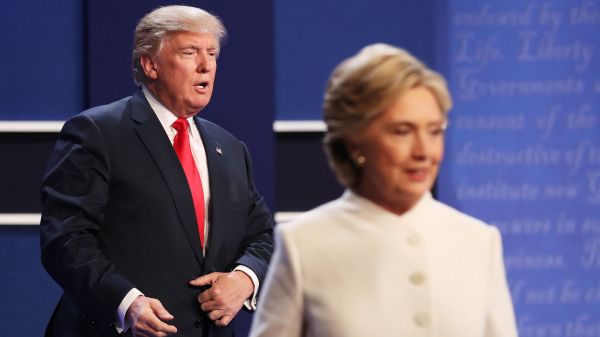 共和党总统候选人唐纳德．川普（特朗普）（Donald Trump，后）和民主党总统候选人希拉里．克林顿（Hillary Clinton，前）在第3次总统大选辩论中交锋。