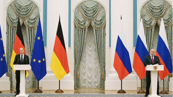 2022年2月15日，俄总统普京和德国总理萧茨在克里姆林宫就乌克兰安全问题举行会议后，出席新闻发布会。