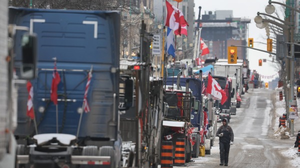 2022年2月16日，加拿大卡車司機在渥太華繼續抗議活動（圖片來源：Scott Olson/Getty Images）