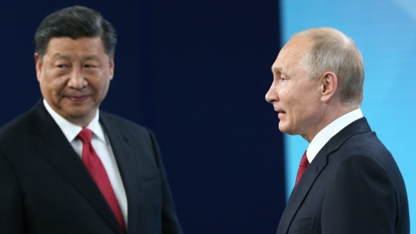 中国体制内学者敦促习近平当局切割普京免更孤立。（图片来源：Mikhail Svetlov/Getty Images）