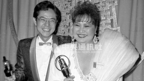 图为巴戈与邹美仪1986年以“双星报喜”获得金钟奖综艺节目主持人奖。