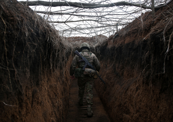 图为2022年2月16日，乌克兰军队的一名军人在一个前线战壕里，为俄罗斯可能的军事入侵做好防御准备。 （图片来源：ANATOLII STEPANOV/AFP via Getty Images）