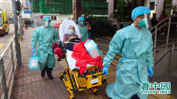 香港新冠疫情下被送院的老人。（圖片來源：龐大衛/看中國）