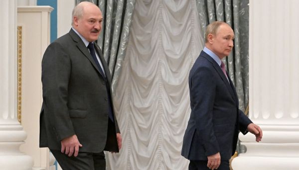 2022 年 2 月 18 日，俄罗斯总统普京（右）和白俄罗斯总统卢卡申科（左）在莫斯科克里姆林宫举行会谈及联合新闻发布会。俄罗斯宣布19日在乌克兰边境附近举行大规模核武演习，普京邀请卢卡申科一起观看演习。（图片来源：SERGEI GUNEYEV/Sputnik/AFP via Getty Images）