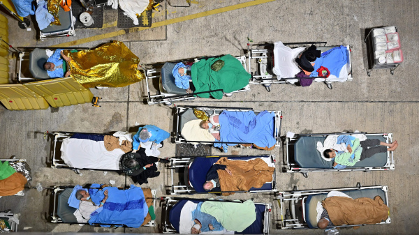 香港新冠肺炎疫情嚴峻，明愛醫院外架設了臨時帳篷和病床，收容等待入院的確診病人。（圖片來源：PETER PARKS/Getty Images）