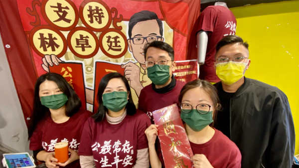 中國新年期間，香港民主黨多名成員在旺角一個年宵市集擺檔，出售賀年產品，協助被囚的前立法會議員林卓廷籌款打官司。（圖片來源：VOA）