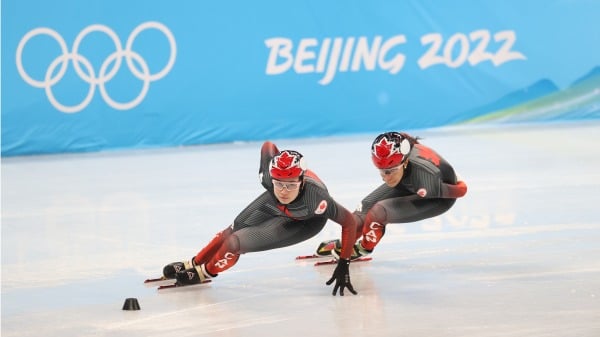 2022年2月1日，加拿大运动员在奥运会前在北京奥运场馆参加短道速练习。