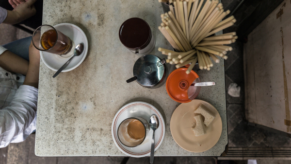 小吃攤上的仿瓷餐具（又稱美耐皿或密胺餐具）。（圖片來源：ANTHONY WALLACEAFP via Getty Images）2(16:9)