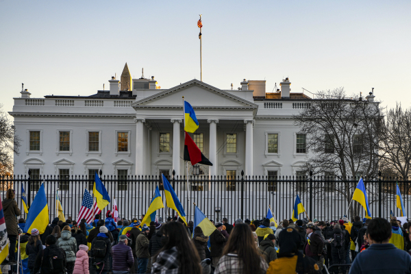 2022 年 2 月 20 日，美國首都華盛頓DC爆發大規模的支持烏克蘭遊行，圖為人群聚集到白宮前面，呼籲美國總統拜登對俄羅斯採取更強硬的立場。（圖片來源：Kenny Holston/Getty Images）