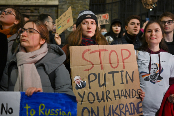2022年，2月23日，烏克蘭人在英國倫敦的俄羅斯大使館外示威，反對俄羅斯入侵烏克蘭。