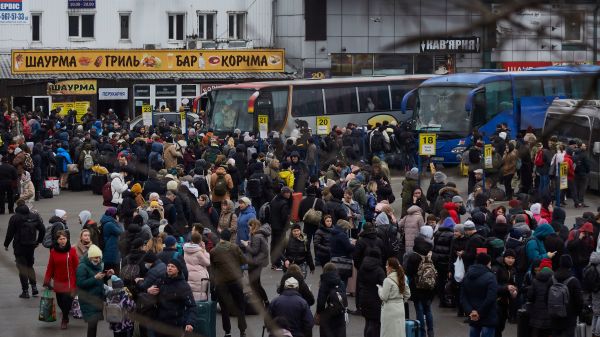 2022 年 2 月 24 日，烏克蘭首都基輔，人們在公共汽車站等待登上公共汽車，撤離這座城市。
