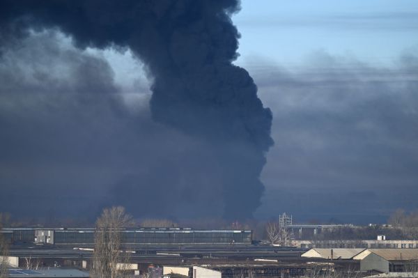 2022 年 2 月 24 日，乌克兰东部靠近俄罗斯边境地区的哈尔科夫（Kharkiv）附近 楚古耶夫（Chuguyev）小镇上的一个乌克兰军用机场在冒出黑烟。俄罗斯于当日凌晨发起入侵乌克兰的军事行动。（图片来源：ARIS MESSINIS/AFP via Getty Images）