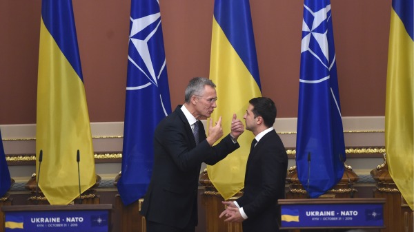 北約秘書長斯托爾滕貝格與烏克蘭總統澤連斯基交談。