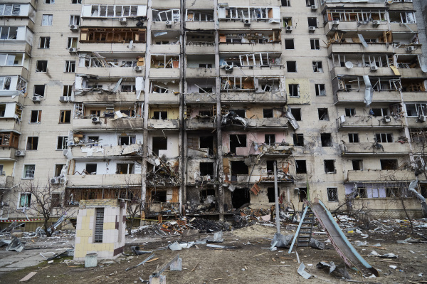 2022 年 2 月 25 日，烏克蘭首都基輔的一座住宅樓被俄羅斯導彈擊中炸毀。俄羅斯從24日開始對烏克蘭從北、東、南三面進行大規模入侵，並伴有空襲和砲擊。（圖片來源：Pierre Crom/Getty Images）