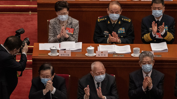 圖為中共全國政協副主席董建華、香港行政長官林鄭月娥等出席2021年中共兩會。（圖片來源：Kevin Frayer/Getty Images）