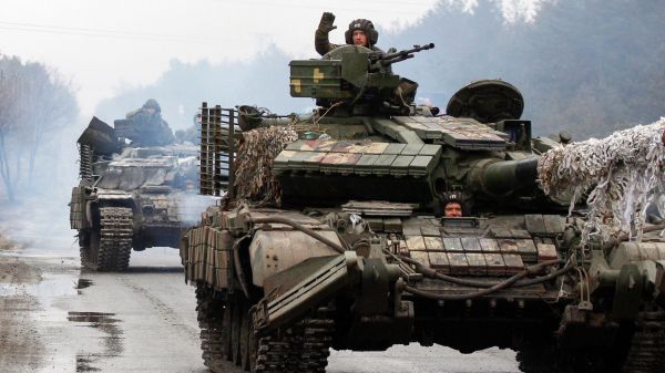 2022 年2月25日，烏克蘭軍人開著坦克前往烏克蘭東部盧甘斯克（Lugansk）地區的前線，與入侵的俄羅斯軍隊作戰