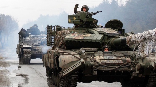 2022年2月25日，在乌克兰卢甘斯克地区，乌克兰军人开着坦克驶向与俄罗斯军队的战斗前线。