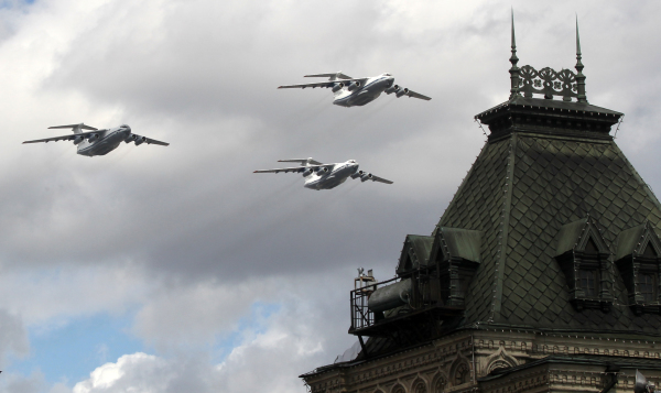 2021年5月7日，俄罗斯莫斯科红场克里姆林宫前的阅兵总彩排期间，IL-76MD军用飞机飞越克里姆林宫。