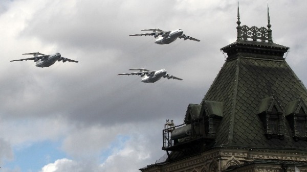 2021年5月7日，俄罗斯莫斯科红场克里姆林宫前的阅兵总彩排期间，IL-76MD军用飞机飞越克里姆林宫。