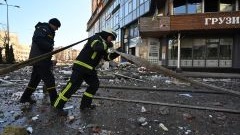 2022 年 2 月 26 日，基辅最近遭到炮击，消防员在高层公寓楼工作。