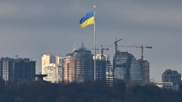2022年2月26日清晨，烏克蘭最大的國旗仍在基輔飄揚。