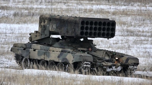 安装在车辆上的俄罗斯TOS-1A 重型火焰喷射器系统，能发射温压弹。