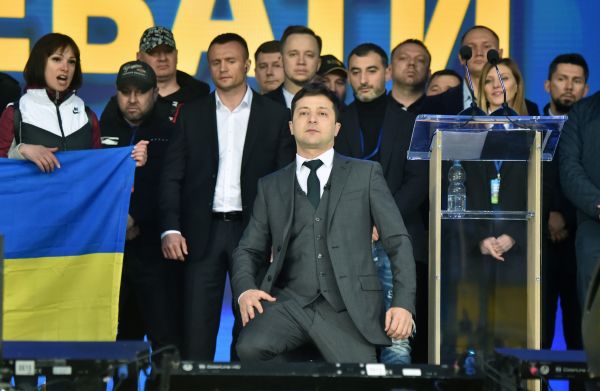 2019年4月19日，在基輔奧林匹克體育場進行一場電視直播的公開辯論中，澤連斯基跪下請求烏克蘭人民的寬恕。