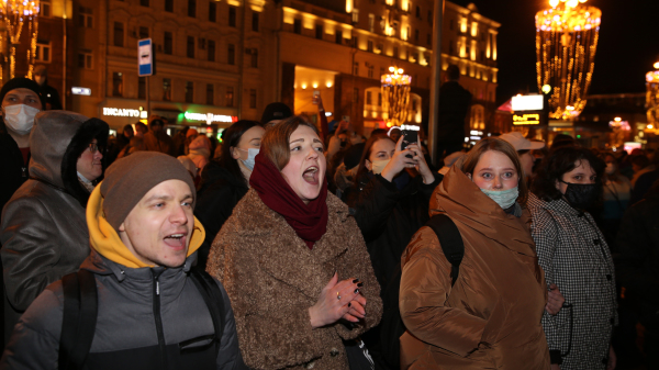2022年2月24日，莫斯科的抗议者们在普希金斯卡亚广场举行的抗议活动中高喊口号，抗议俄罗斯入侵乌克兰。